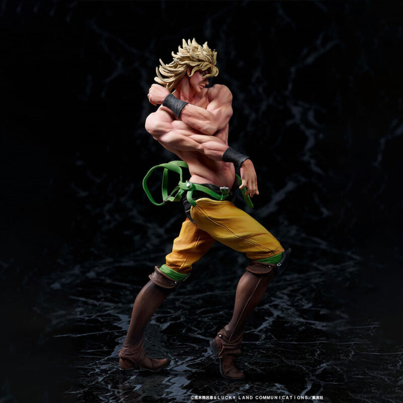 Vue de profil en plan rapproché de la figurine de Dio Brando de JoJo's Bizarre Adventure en pantalon jaune, sans chemise, avec bras croisés.