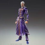 jojo-s-bizarre-adventure-figurine-enrico-pucci-chozokado_2_0ff7f41a-20db-42eb-8eb3-a5295d1b4486 Vue 3/4 de face à mi-distance de la figurine d'Enrico Pucci de JoJo's Bizarre Adventure en long manteau violet.