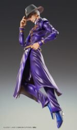 jojo-s-bizarre-adventure-figurine-enrico-pucci-chozokado_4 Vue 3/4 de face à mi-distance de la figurine d'Enrico Pucci de JoJo’s Bizarre Adventure en manteau violet, ajustant un chapeau.