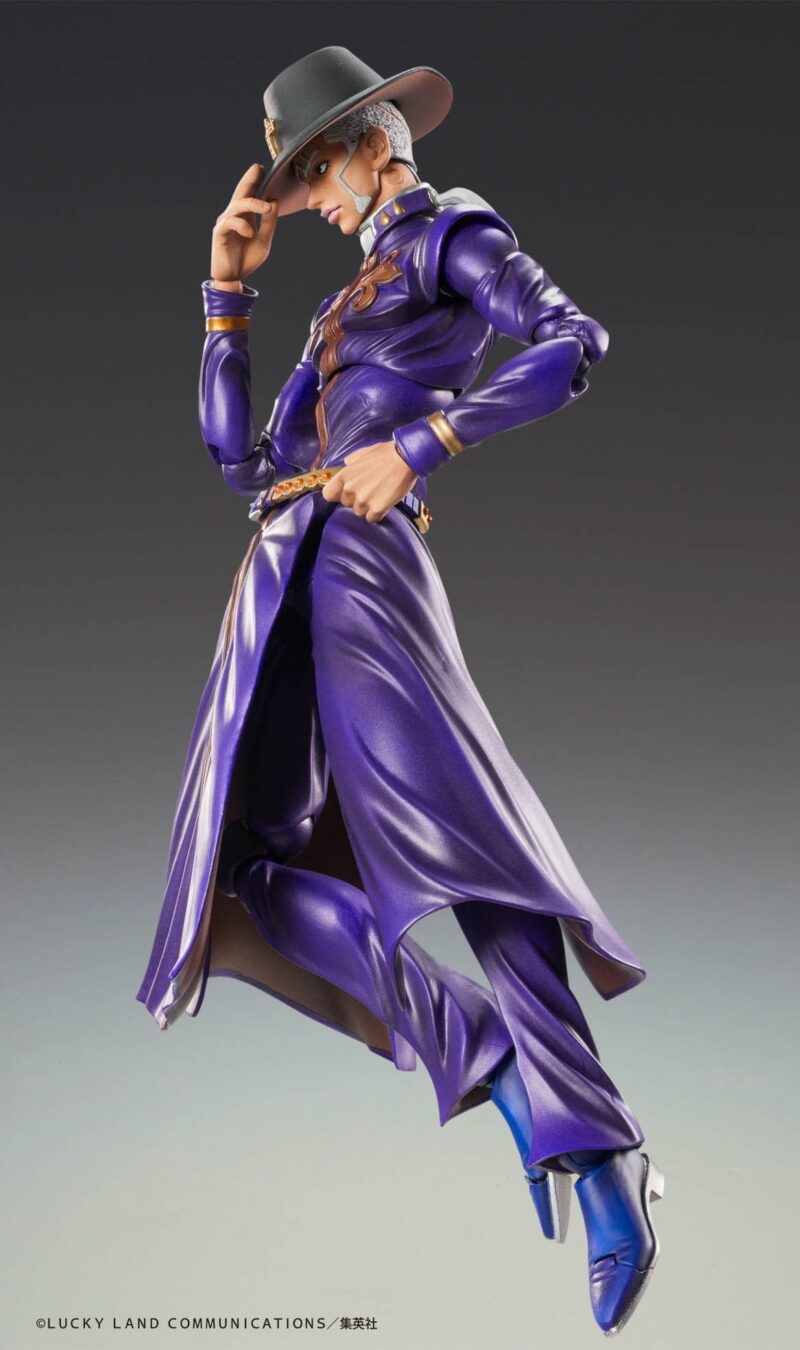 Vue 3/4 de face à mi-distance de la figurine d'Enrico Pucci de JoJo’s Bizarre Adventure en manteau violet, ajustant un chapeau.