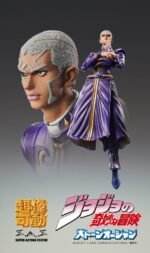 jojo-s-bizarre-adventure-figurine-enrico-pucci-chozokado_5 Vue 3/4 de face à mi-distance de la figurine d'Enrico Pucci de JoJo's Bizarre Adventure en manteau violet, avec ceinture dorée.