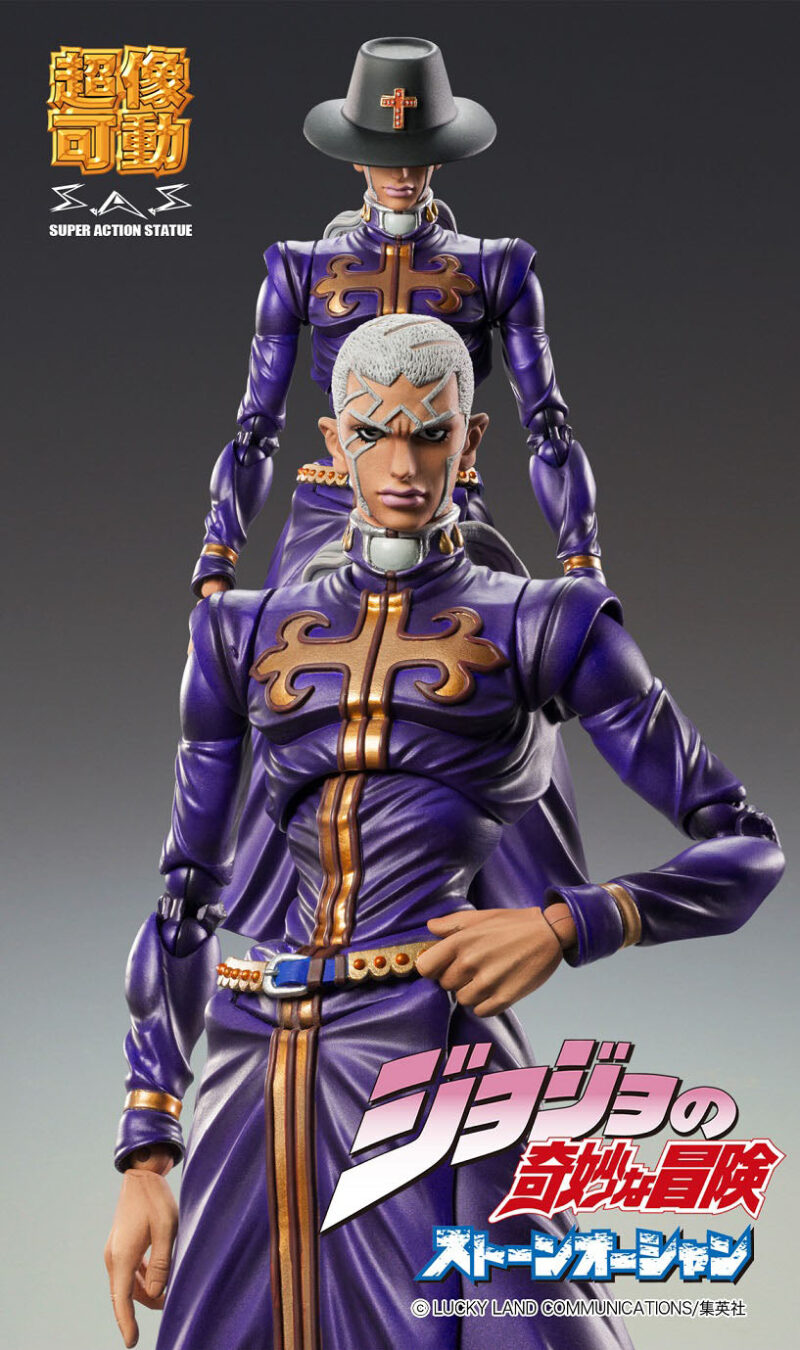 Vue de face en plan rapproché moyen de la figurine d'Enrico Pucci de JoJo's Bizarre Adventure en manteau violet.