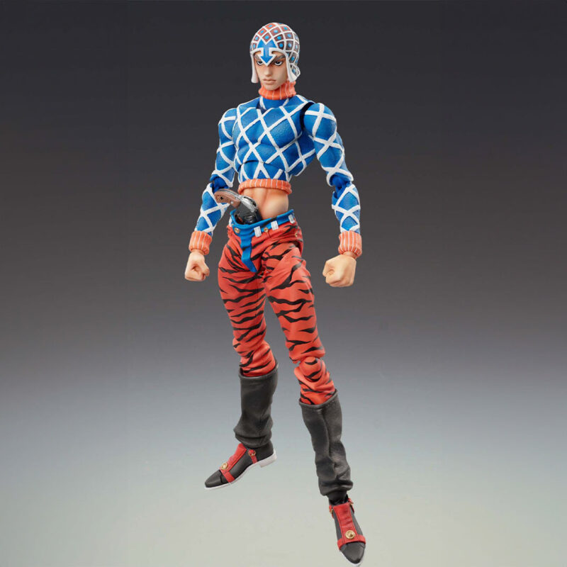 Vue 3/4 de face à mi-distance de la figurine de Guido Mista de JoJo's Bizarre Adventure en haut bleu à motifs, portant une holster de pistolet.