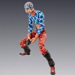 Vue 3/4 de face à mi-distance de la figurine de Nobara Kugisaki de Jujutsu Kaisen en uniforme bleu, tenant un revolver