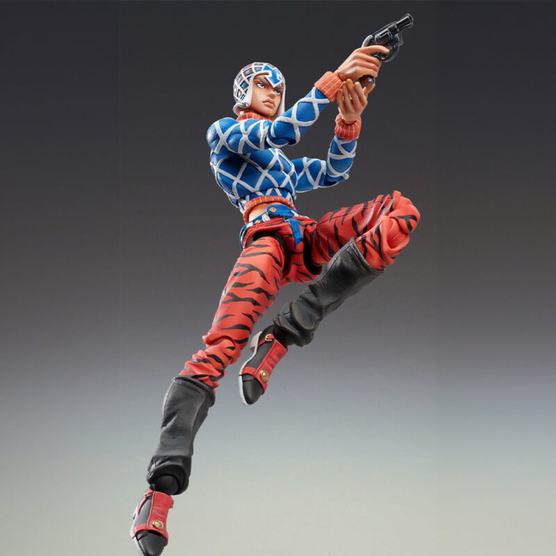 Vue 3/4 de face en plan rapproché de la figurine de Guido Mista de JoJo's Bizarre Adventure en tenue à motifs, tenant un revolver.