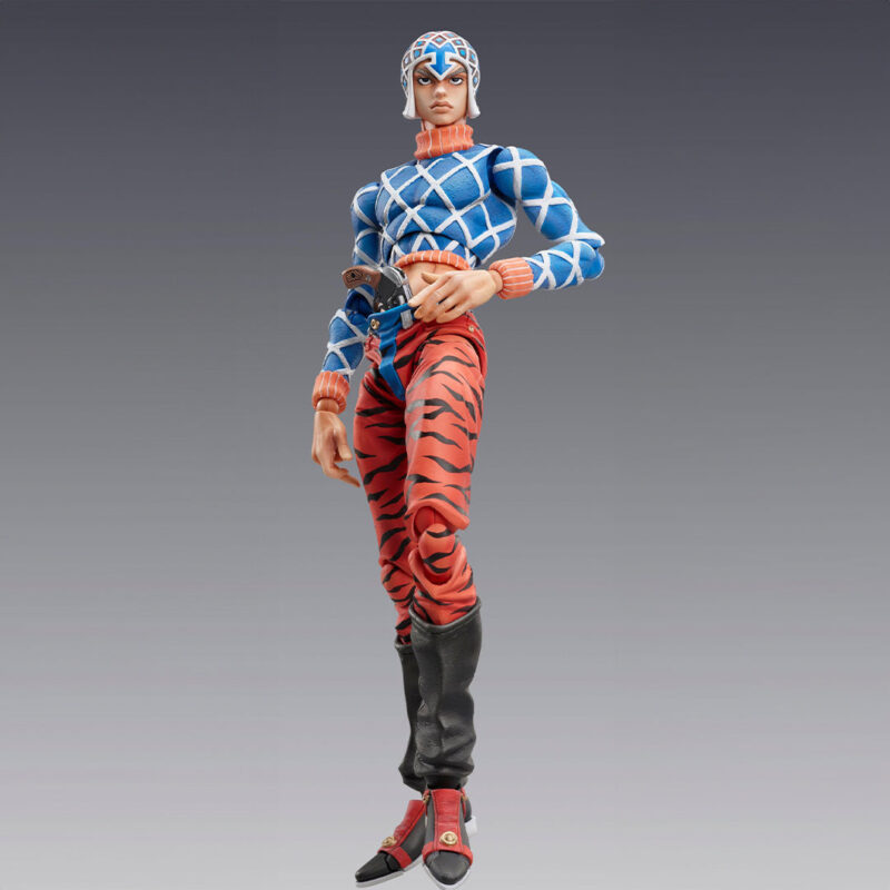 Vue 3/4 de face à mi-distance de la figurine de Guido Mista de JoJo's Bizarre Adventure en haut bleu à motifs et pantalon orange, avec un holster.