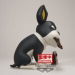 Vue de profil à mi-distance de la figurine d'Iggy de JoJo's Bizarre Adventure en style noir et blanc, tenant un objet dans la bouche.