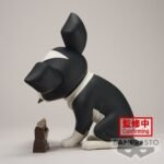 Vue 3/4 de face à mi-distance de la figurine d'Iggy de JoJo's Bizarre Adventure, assis avec expression indifférente et support désert.