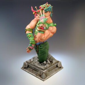 Vue 3/4 de face à mi-distance de la statue de Rohan Kishibe de JoJo’s Bizarre Adventure en top vert, avec des éléments dorés.