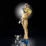 jojo-s-bizarre-adventure-figurine-joseph-joestar-et-iggy-chozokado_1 Vue 3/4 de face en plan complet de la figurine de Joseph Joestar de JoJo's Bizarre Adventure, avec Iggy à côté.