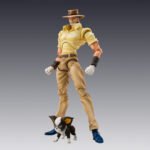 jojo-s-bizarre-adventure-figurine-joseph-joestar-et-iggy-chozokado_12 Vue 3/4 de face à distance complète de la figurine de Joseph Joestar de JoJo's Bizarre Adventure en chemise jaune, tenant un poing, avec un chien à ses pieds.
