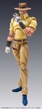 jojo-s-bizarre-adventure-figurine-joseph-joestar-et-iggy-chozokado_4 Vue 3/4 de face à mi-distance de la figurine de Joseph Joestar de JoJo's Bizarre Adventure en chemise jaune, avec chapeau.