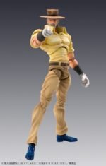jojo-s-bizarre-adventure-figurine-joseph-joestar-et-iggy-chozokado_6 Vue 3/4 de face à mi-distance de la figurine de Joseph Joestar de JoJo's Bizarre Adventure en chemise jaune et pantalon beige, portant un chapeau brun.
