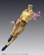 jojo-s-bizarre-adventure-figurine-joseph-joestar-et-iggy-chozokado_7 Vue 3/4 de face à mi-distance de la figurine de Joseph Joestar de JoJo's Bizarre Adventure en chemise jaune, tenant un accessoire violet translucide.