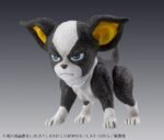 jojo-s-bizarre-adventure-figurine-joseph-joestar-et-iggy-chozokado_8 Vue 3/4 de face à mi-distance de la figurine d'Iggy de JoJo's Bizarre Adventure: Stardust Crusaders, avec un foulard blanc.