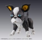 jojo-s-bizarre-adventure-figurine-joseph-joestar-et-iggy-chozokado_9 Vue 3/4 de face à mi-distance de la figurine de Joseph Joestar et Iggy de JoJo's Bizarre Adventure, en poses dynamiques, dans une boîte avec fenêtre en plastique transparent.