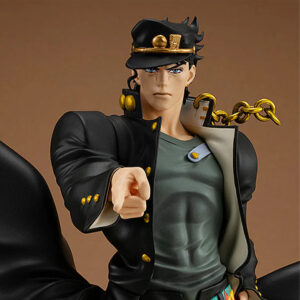 Vue 3/4 de face en plan rapproché moyen de la figurine de Jotaro Kujo de JoJo's Bizarre Adventure, en veste noire avec détails dorés, pointant en avant.