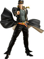 Vue 3/4 de face à mi-distance de la figurine de Jotaro Kujo de JoJo's Bizarre Adventure en trench noir, avec chapeau et chaîne.