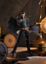Vue 3/4 de face en plan rapproché de la figurine de Jotaro Kujo de JoJo's Bizarre Adventure en long manteau noir, poing tendu.