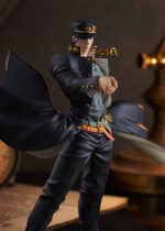 Vue 3/4 de face à mi-distance de la figurine de Jotaro Kujo de JoJo's Bizarre Adventure en manteau noir, tenant une chaîne dorée.