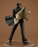 Vue 3/4 arrière à mi-distance de la figurine de Jotaro Kujo de JoJo's Bizarre Adventure en uniforme militaire noir.