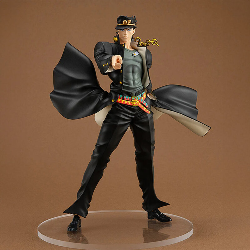 Vue 3/4 de face en plan complet de la figurine de Jotaro Kujo de JoJo's Bizarre Adventure en manteau noir, pointant vers l'avant.