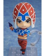 jojo-s-bizarre-adventure-figurine-nendoroid-guido-mista_7 Vue 3/4 de face à mi-distance de la figurine de Guido Mista de JoJo's Bizarre Adventure: Golden Wind, en tenue à motifs losanges, tenant un petit accessoire.