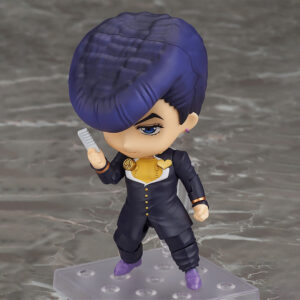 Vue 3/4 de face à pleine distance de la figurine Nendoroid de Josuke Higashikata de JoJo's Bizarre Adventure, tenant un peigne blanc.