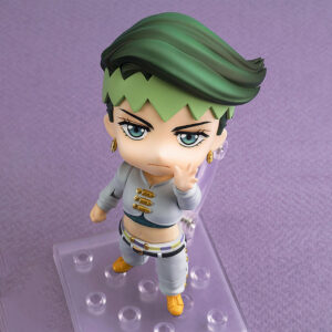 Vue de haut en plan rapproché de la figurine Nendoroid de Rohan Kishibe de JoJo's Bizarre Adventure, pose avec assurance.