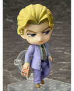 Vue 3/4 de face à distance totale de la figurine Nendoroid de Yoshikage Kira de JoJo's Bizarre Adventure en costume violet, tenant une mallette noire.