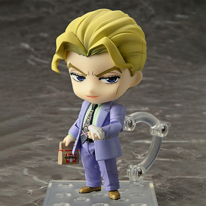 Vue 3/4 de face à mi-distance de la figurine Nendoroid de Yoshikage Kira de JoJo's Bizarre Adventure, tenant un petit sac.