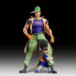 Vue 3/4 de face à mi-distance des figurines d'Oingo et Boingo de JoJo's Bizarre Adventure, Oingo en t-shirt violet et Boingo en chemise bleue.