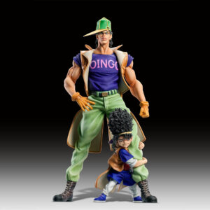 Vue 3/4 de face à mi-distance des figurines d'Oingo et Boingo de JoJo's Bizarre Adventure, Oingo en t-shirt violet et Boingo en chemise bleue.