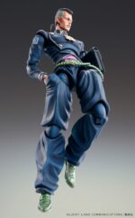 Vue en contre-plongée à mi-distance de la figurine d'Okuyasu Nijimura de JoJo's Bizarre Adventure, tenant un livre noir.