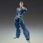 Vue 3/4 de face à mi-distance de la figurine d'Okuyasu Nijimura de JoJo's Bizarre Adventure, dans une pose sérieuse.