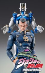 Vue 3/4 de face à mi-distance de la figurine d'Okuyasu Nijimura de JoJo's Bizarre Adventure, avec The Hand derrière lui.