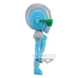Vue de profil à distance totale de la figurine de JoJo's Bizarre Adventure - Stone Ocean en costume futuriste, avec un accessoire de visière verte.