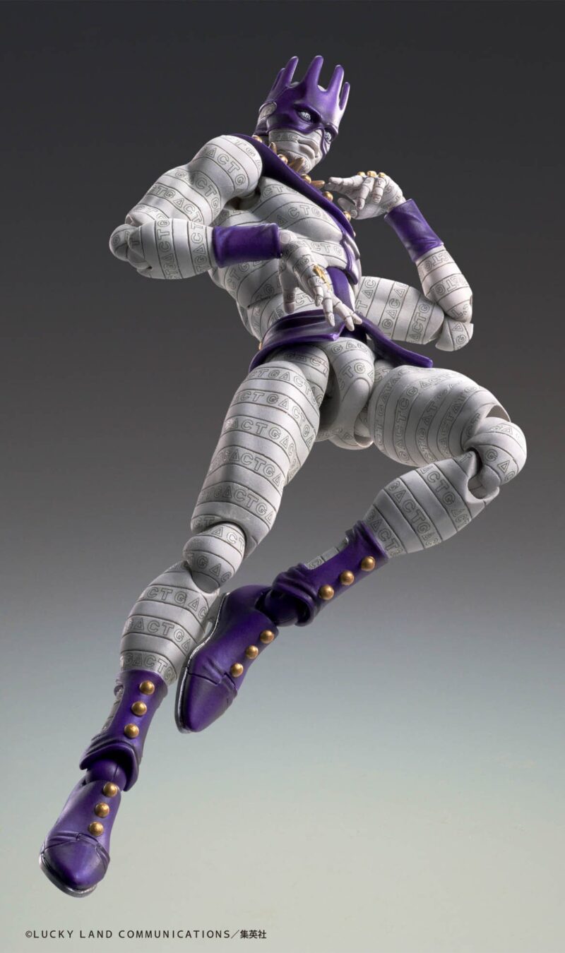 Vue 3/4 de face à mi-distance de la figurine d'Enrico Pucci de JoJo's Bizarre Adventure en tenue blanche et violette.