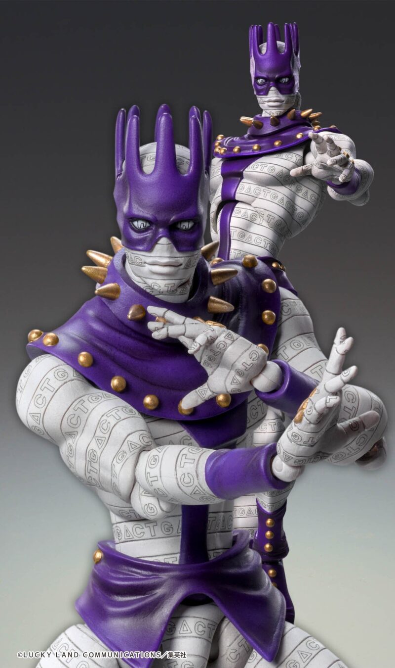 Vue 3/4 de face à mi-distance de la figurine d'Enrico Pucci de JoJo's Bizarre Adventure en tenue violette avec col clouté.