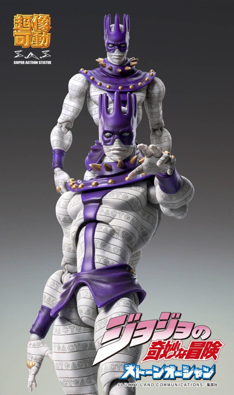 Vue 3/4 de face à mi-distance de la figurine de Whitesnake de JoJo's Bizarre Adventure en tenue blanche avec accents violets.