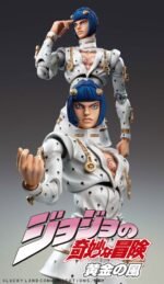 Vue 3/4 de face à mi-distance de la figurine de Bruno Bucciarati de JoJo's Bizarre Adventure en costume blanc avec motifs, main en salut.