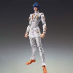 Vue 3/4 de face en plan moyen de la figurine de Bruno Bucciarati de JoJo's Bizarre Adventure: Golden Wind en costume blanc à pois noirs, avec motifs de fermeture éclair.