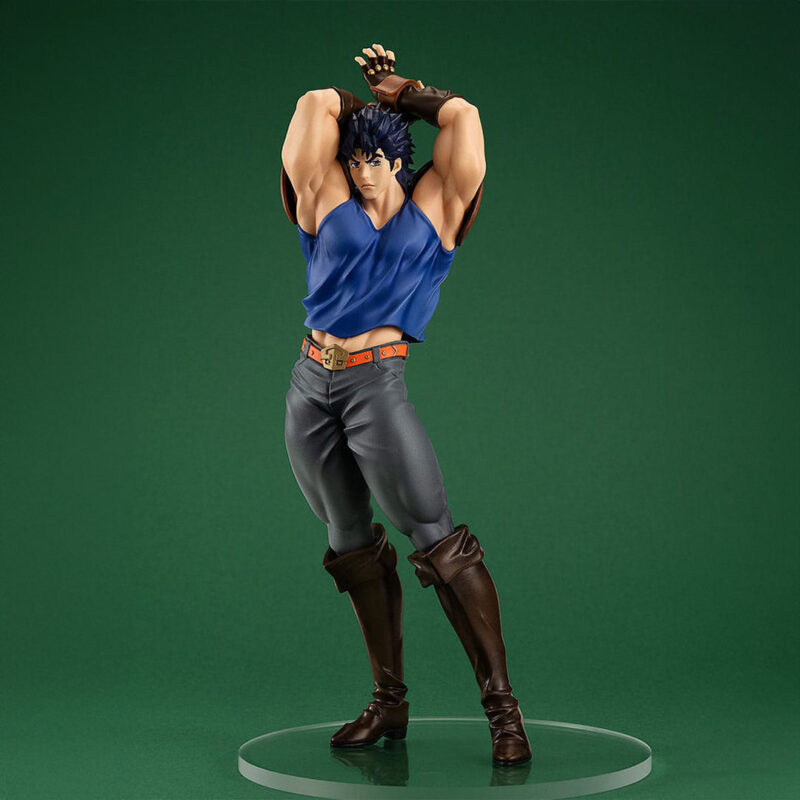 Vue 3/4 de face à mi-distance de la figurine de Jonathan Joestar de JoJo's Bizarre Adventure, avec regard assertif.