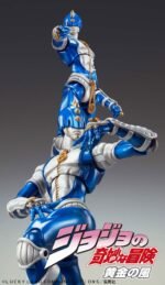 jojos-bizarre-adventure-figurine-sticky-fingers-chozokado_6 Vue 3/4 de face en plan rapproché moyen de la figurine de Sticky Fingers de JoJo's Bizarre Adventure: Golden Wind en tenue bleue et argentée, dans une pose dynamique avec une main tendue.