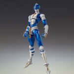 jojos-bizarre-adventure-figurine-sticky-fingers-chozokado_8 Vue 3/4 de face à mi-distance de la figurine de Sticky Fingers de JoJo's Bizarre Adventure: Golden Wind en costume bleu, avec des zippers dorés.