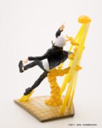 Figurine Deluxe de Gojo Satoru de la série Jujutsu Kaisen en tenue noire, en posture dynamique avec expression déterminée, main droite levée et main gauche en arrière, avec des effets d'énergie jaune. Vue de face à mi-distance.
