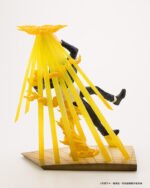 Figurine Deluxe de Gojo Satoru de la série Jujutsu Kaisen en tenue noire, en posture dynamique avec expression déterminée, entouré de faisceaux d'énergie jaune. Vue 3/4 à mi-distance.