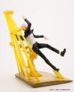 Figurine Deluxe de Gojo Satoru de la série Jujutsu Kaisen en tenue noire et blanche, en posture dynamique avec expression intense, entouré de faisceaux d'énergie jaune. Vue de face à mi-distance.