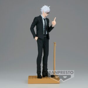 Figurine Gojo Satoru de la série Jujutsu Kaisen en costume noir, en posture confiante avec expression autoritaire, pointant avec l'index, portant des lunettes noires. Vue de face à mi-distance.