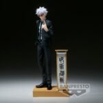 Figurine Banpresto de Gojo Satoru de Jujutsu Kaisen en costume noir, posture décontractée, expression neutre, main dans la poche, l'autre pointée vers le haut. Vue trois-quarts face à mi-distance.